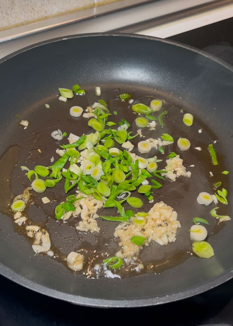 Gambas y jamón salteados