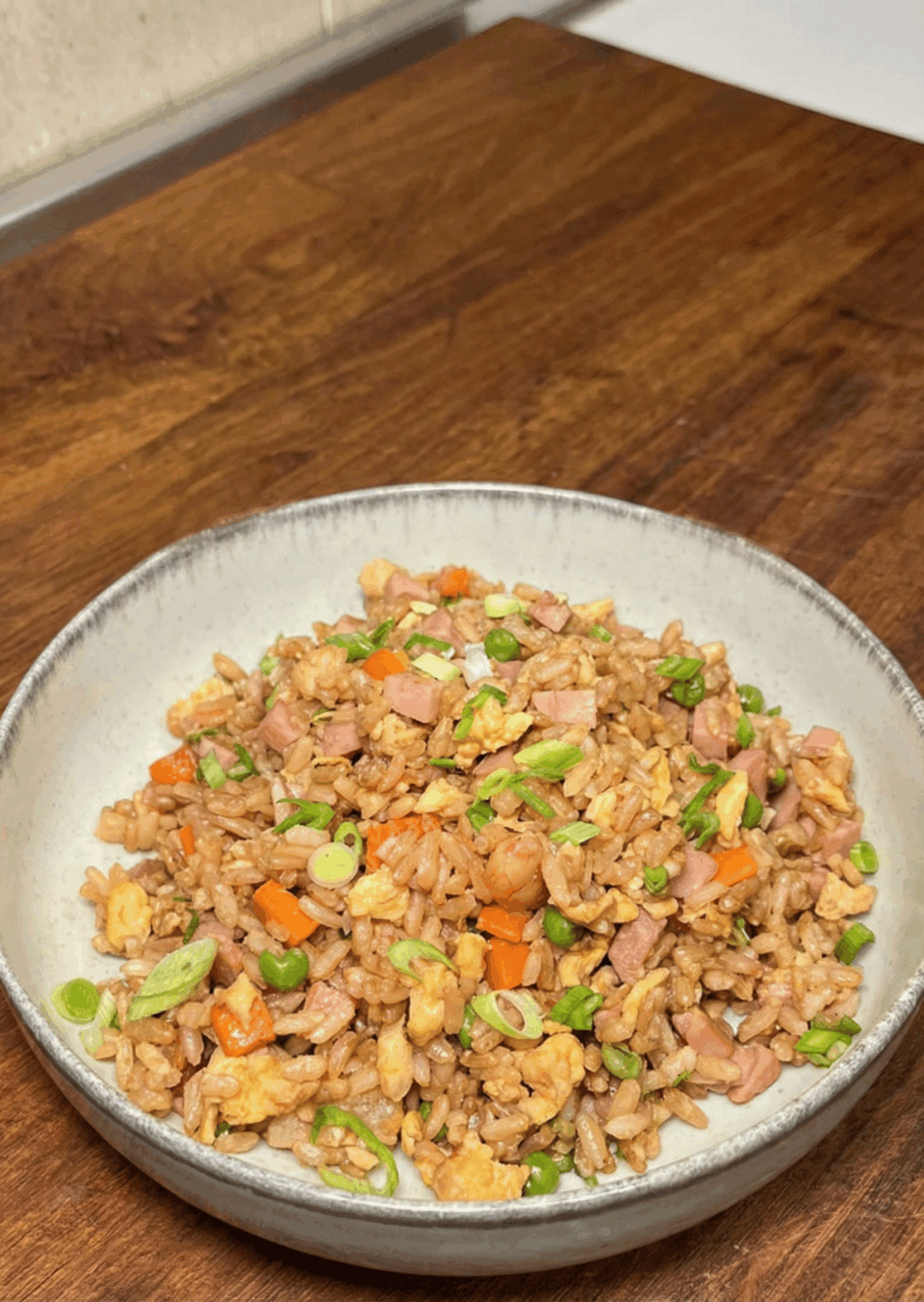 Arroz 3 delicias servido sobre plato