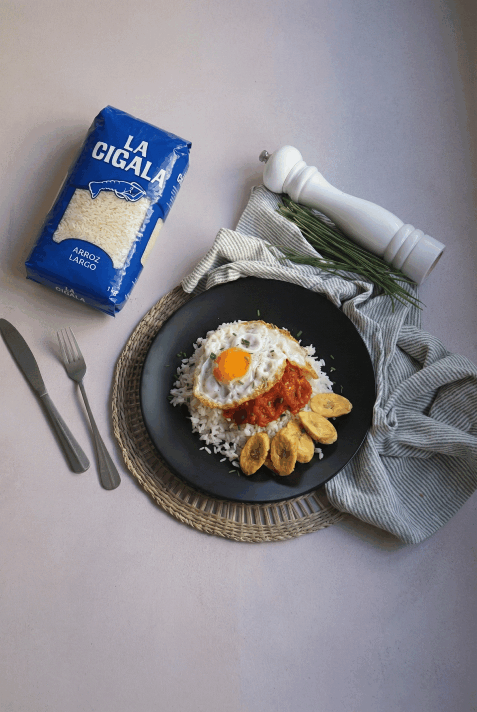 Plato montado arroz a la cubana