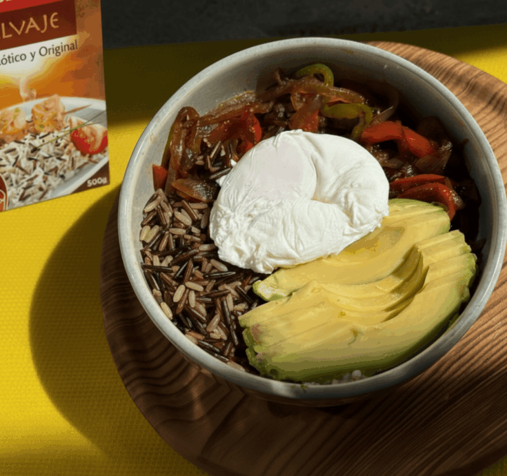 Plato montado arroz salvaje con verduras