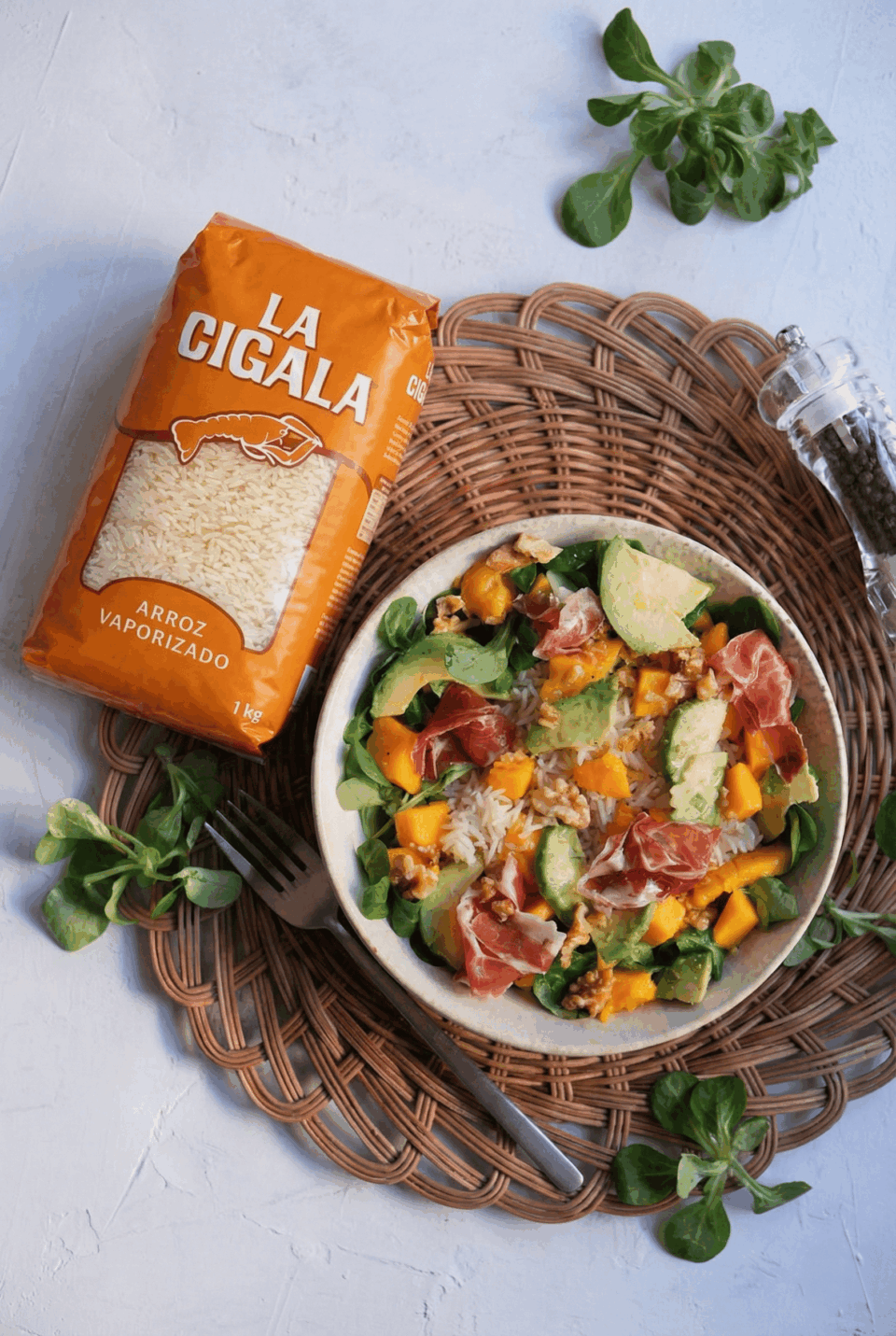 Ensalada fresca de aguacate y mango con arroz La Cigala