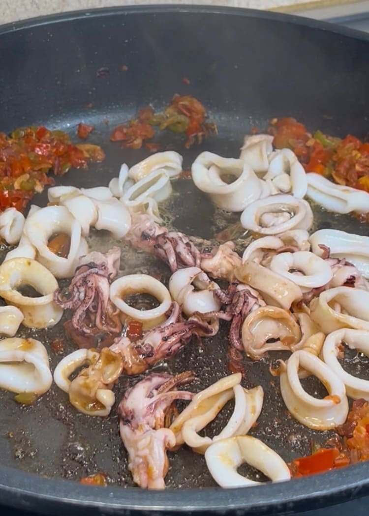 Tomate con chipirones