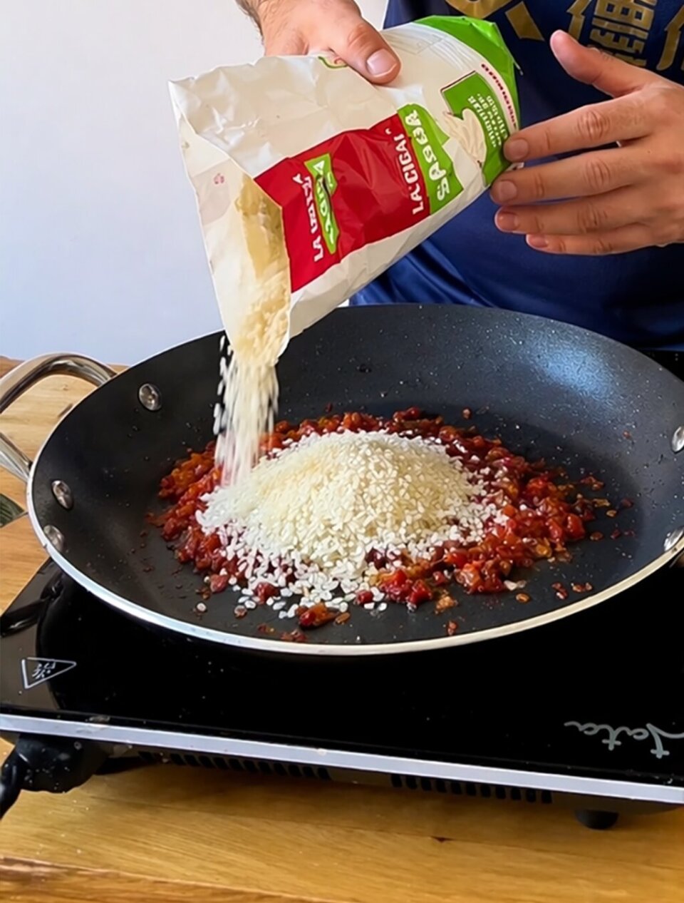 añadir el arroz para arroz con pulpo