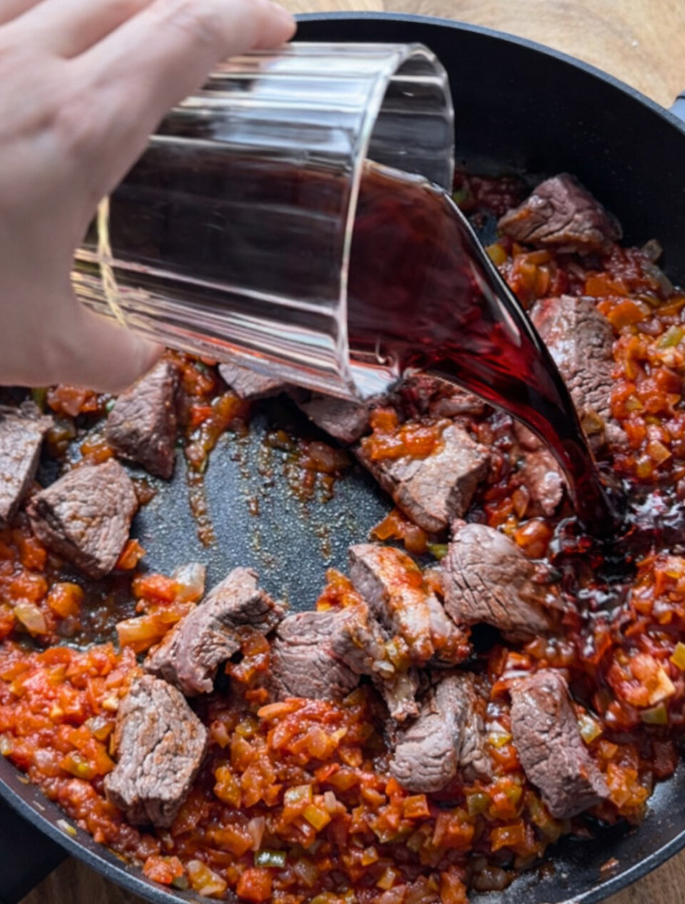 Añadir el vino para arroz con solomillo al Pedro Ximénez