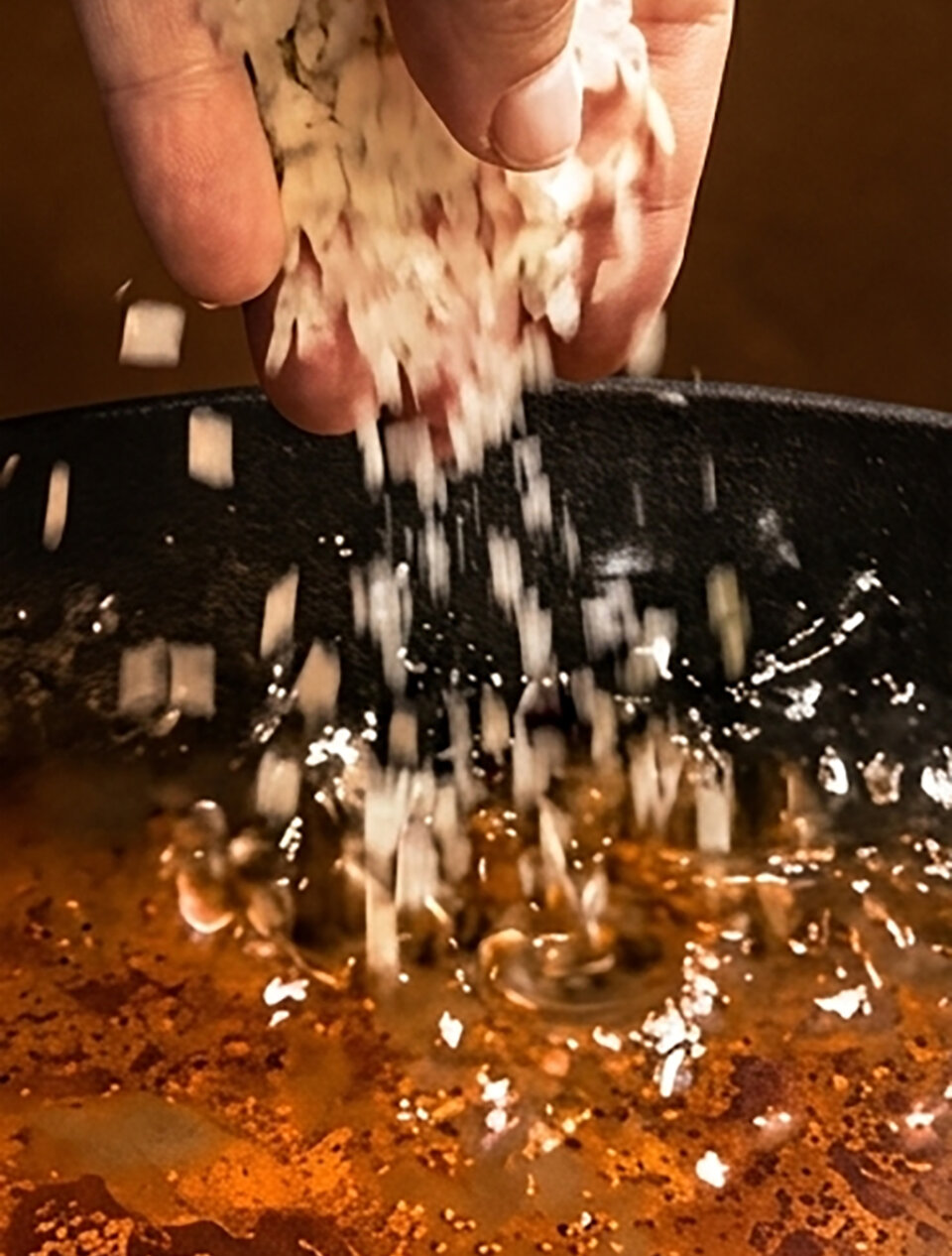 Añadir arroz para arroz meloso con calamares encebollados