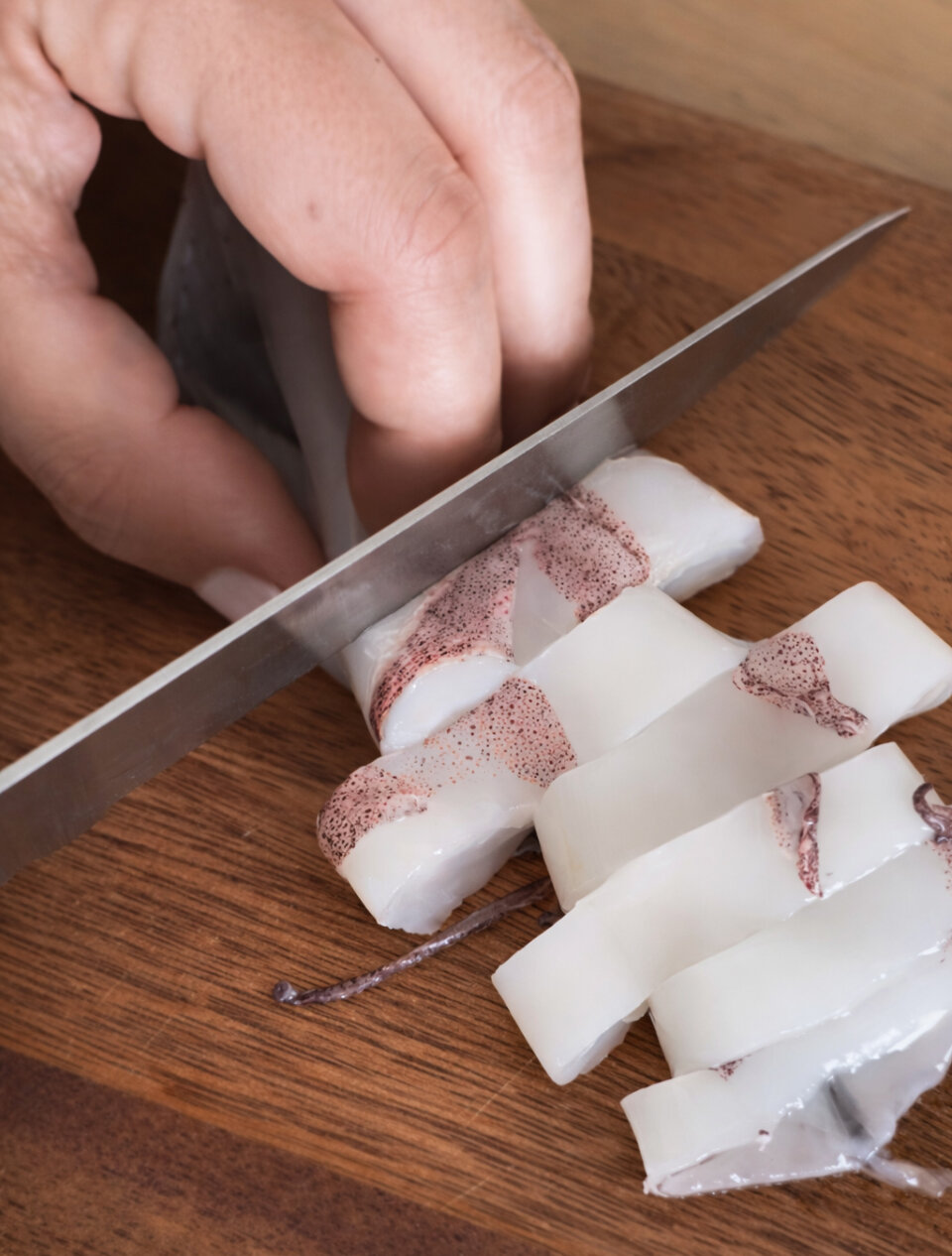 cortar calamares para arroz meloso con calamares encebollados