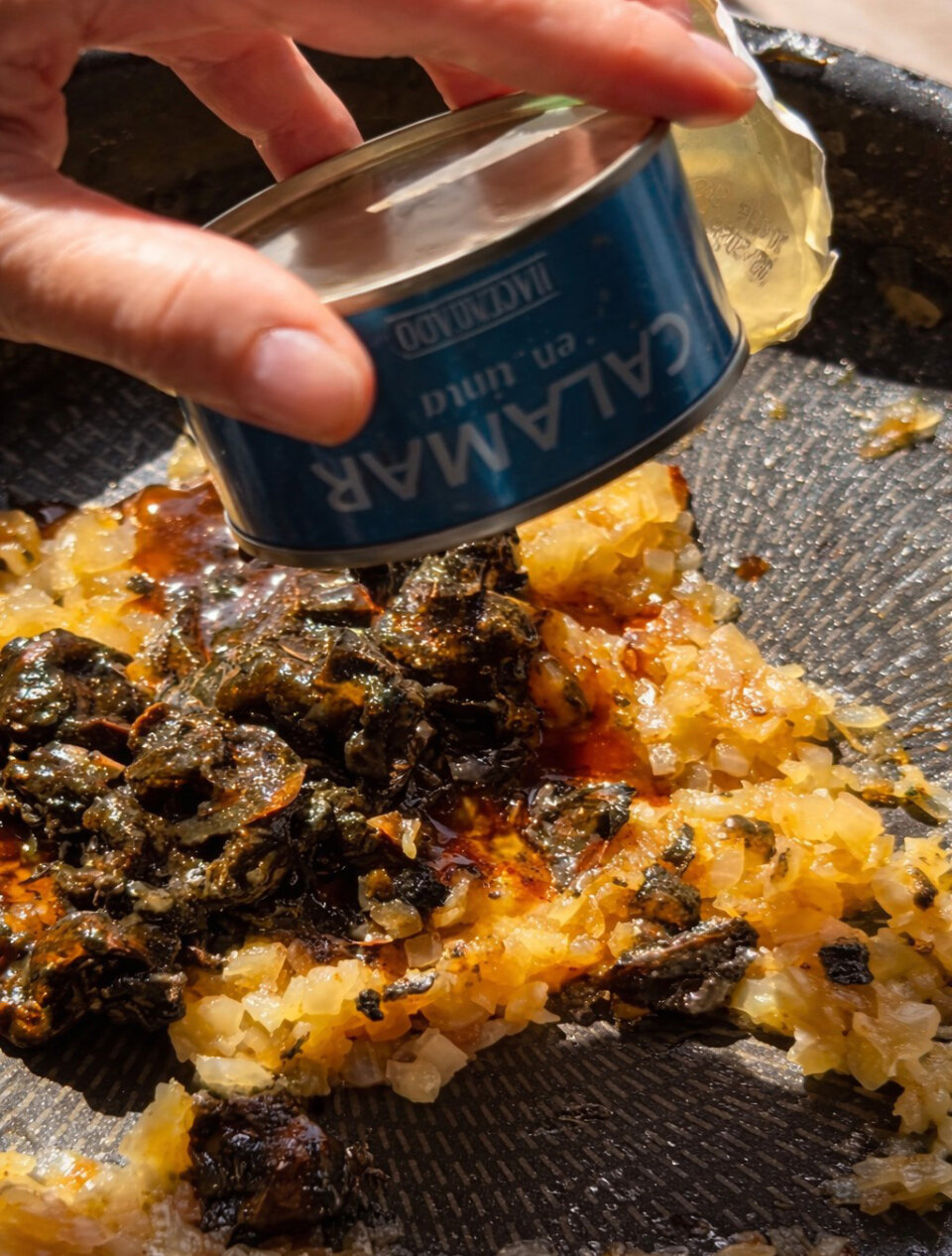 Añadir calamares en lata para arroz de playa rápido