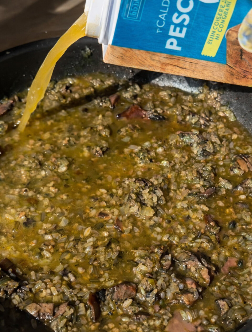 Incorporar el caldo para arroz de playa rápido