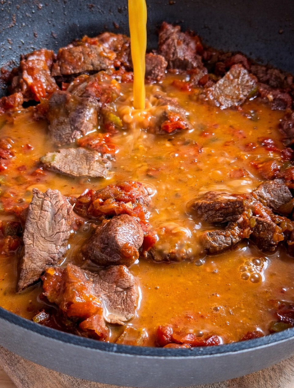 añadir el caldo para arroz con solomillo al Pedro Ximénez