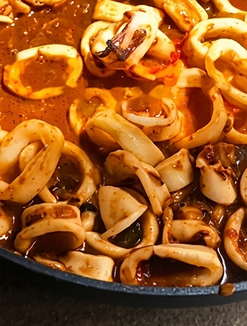 Añadir caldo para arroz meloso con calamares encebollados