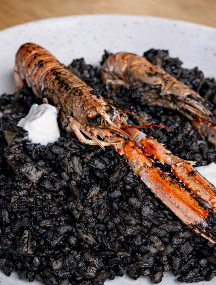 Arroz negro con cigalas y sepia