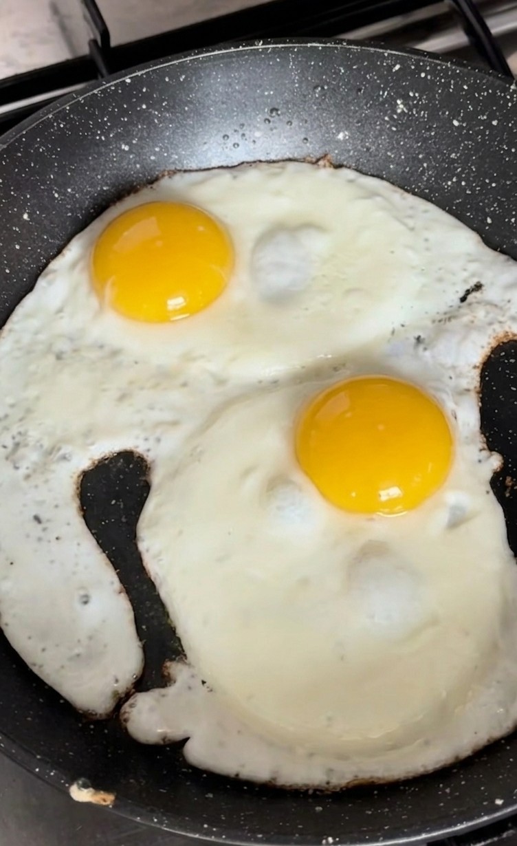 freir huevo para arroz a la cubana