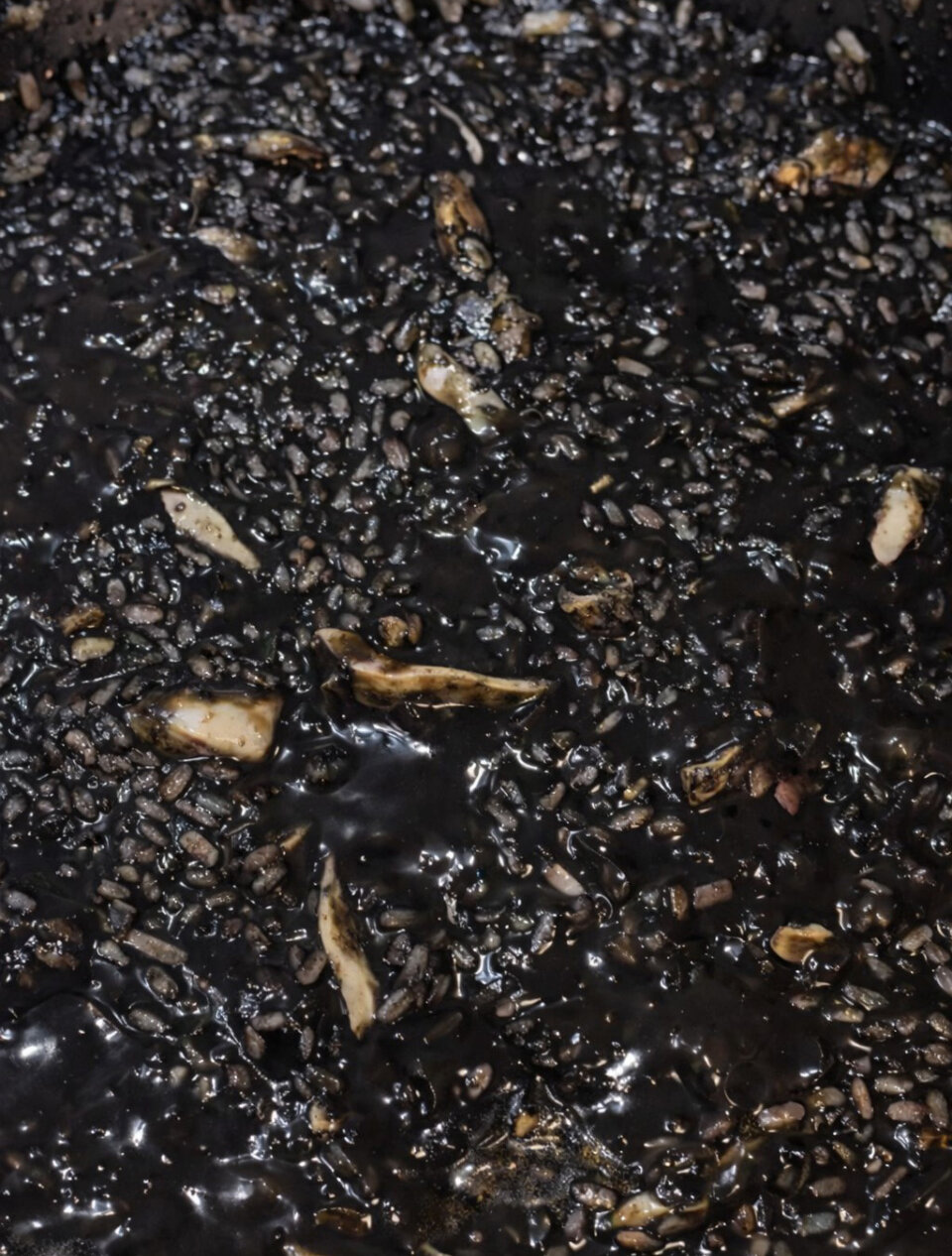 añadir caldo para arroz negro
