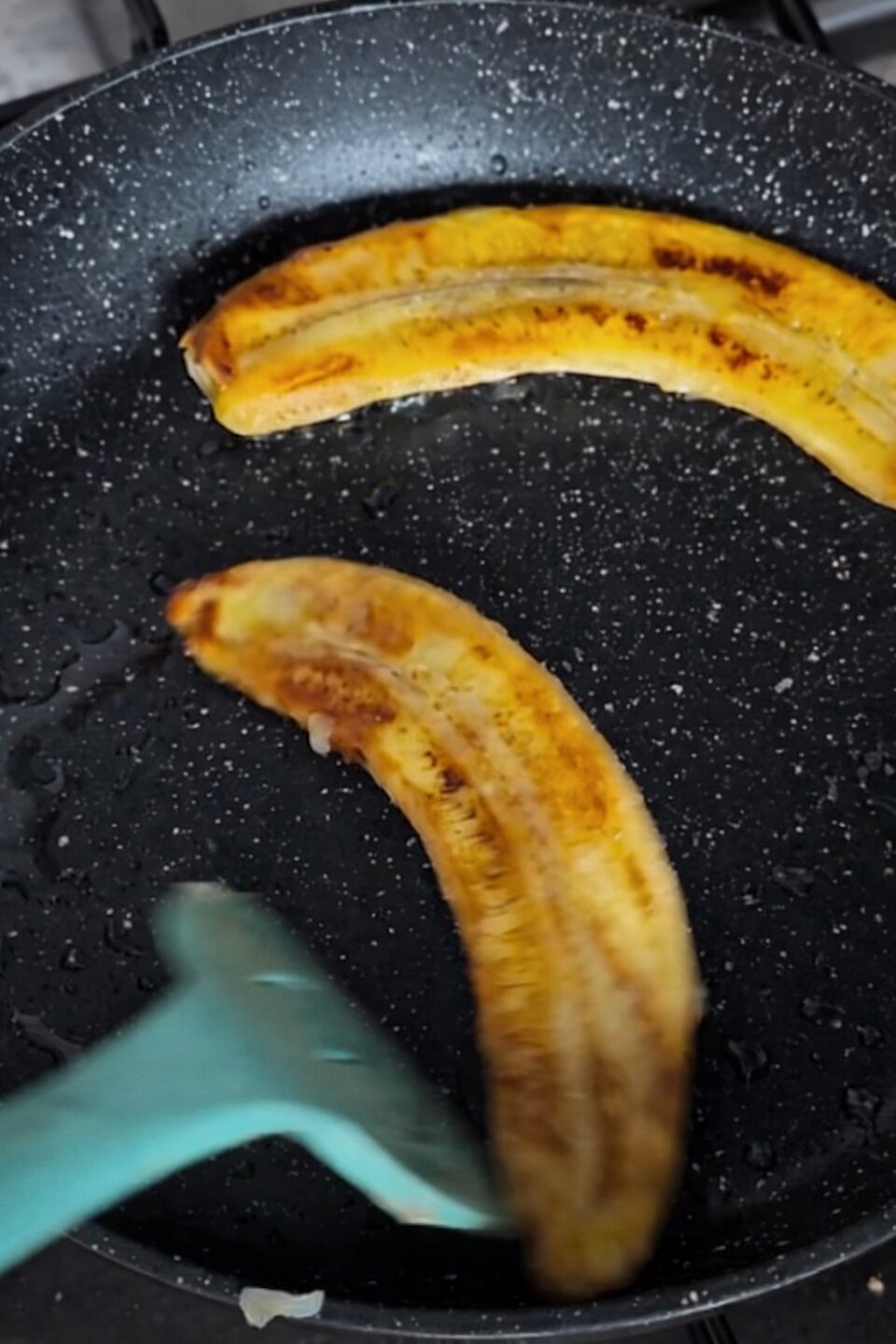 freir los plátanos para arroz a la cubana