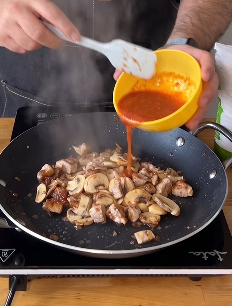Añadir tomate para arroz de secreto ibérico