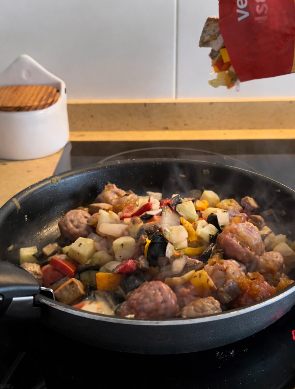 Incorporar la carne para arroz de verduras con butifarra