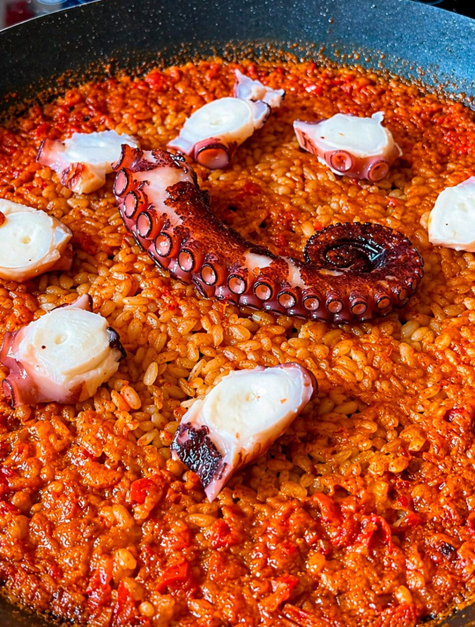 Emplatar arroz con pulpo