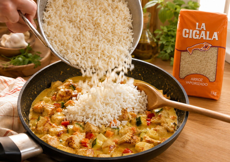 añadir arroz con pollo al curry y verduras