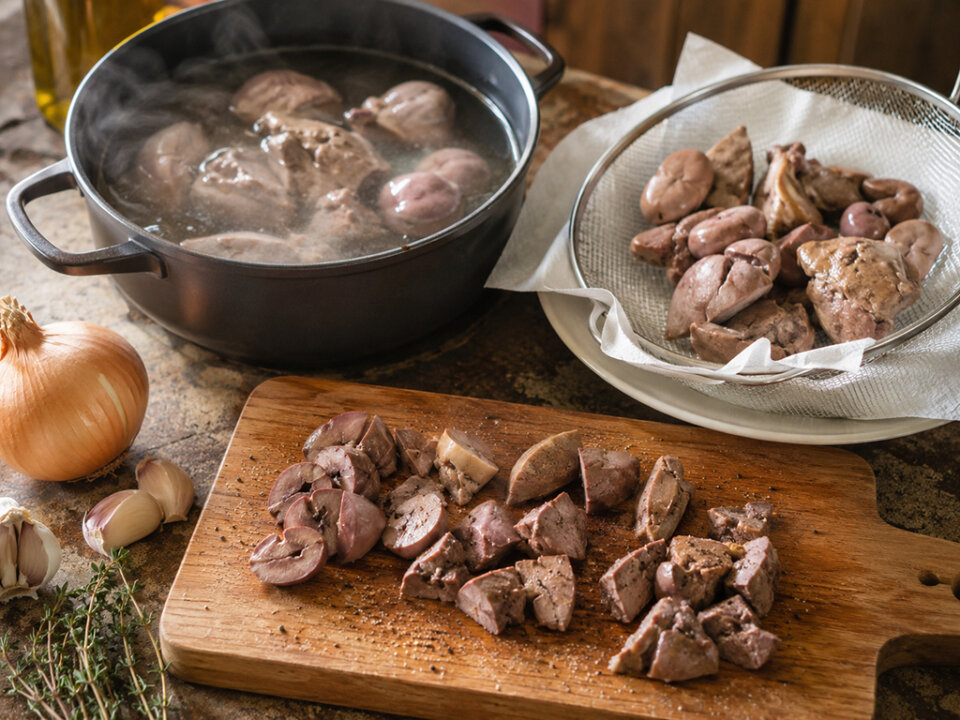 Preparar los menudillos para arroz campero de cabrito