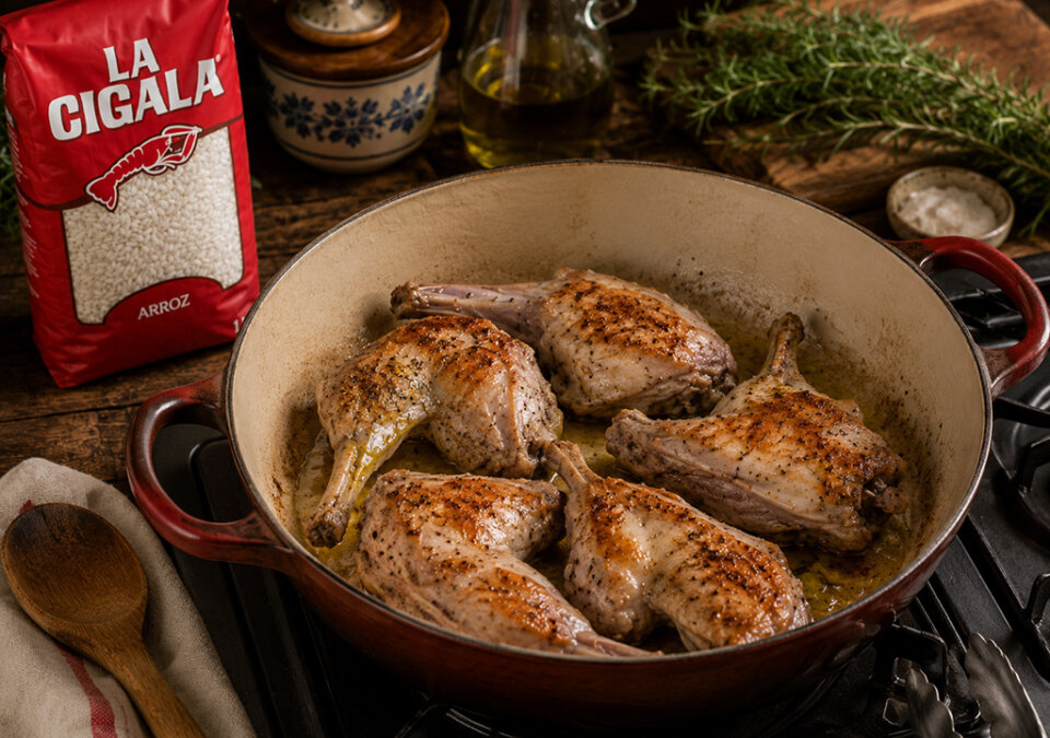 dorar conejo para arroz con conejo y romero