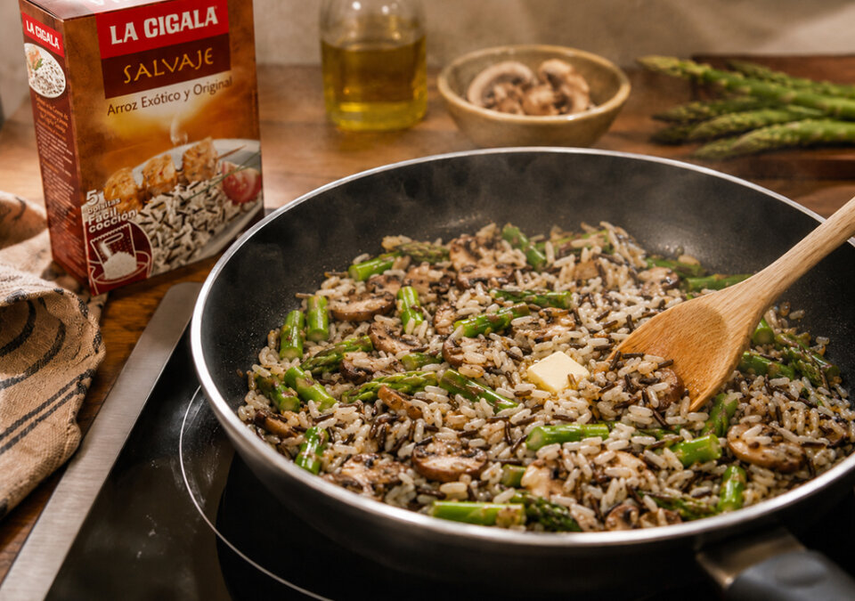 incorporar arroz para arroz con setas y espárragos
