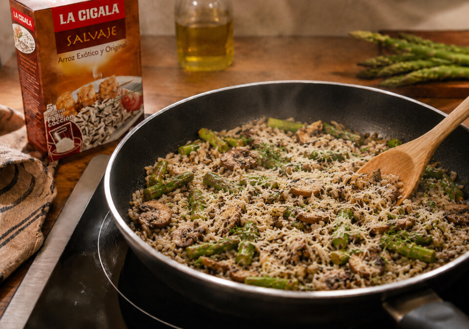 añadir queso para arroz con setas y espárragos