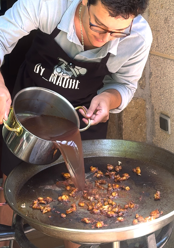 añadir el caldo para arroz de marisco
