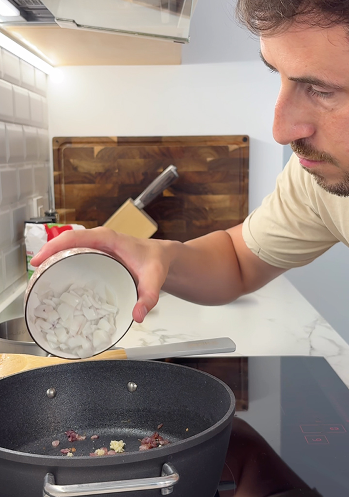 saltear los calamares para risotto negro de calamar y alioli