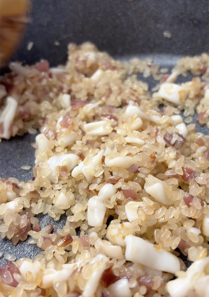nacar el arroz para risotto negro de calamar y alioli