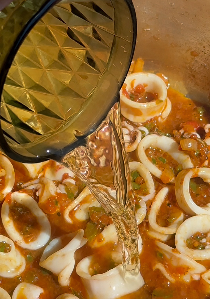Añadir calamares y vino blanco