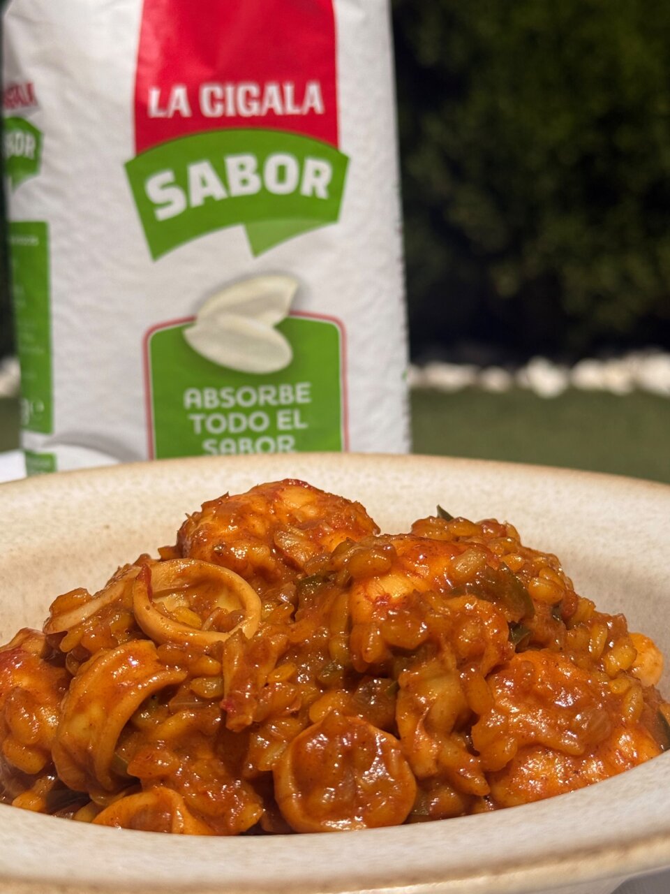 servir arroz melosos con calamares y gambones