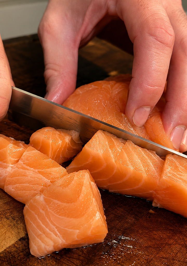 cortar salmón para arroz caldoso de salmón y vieira
