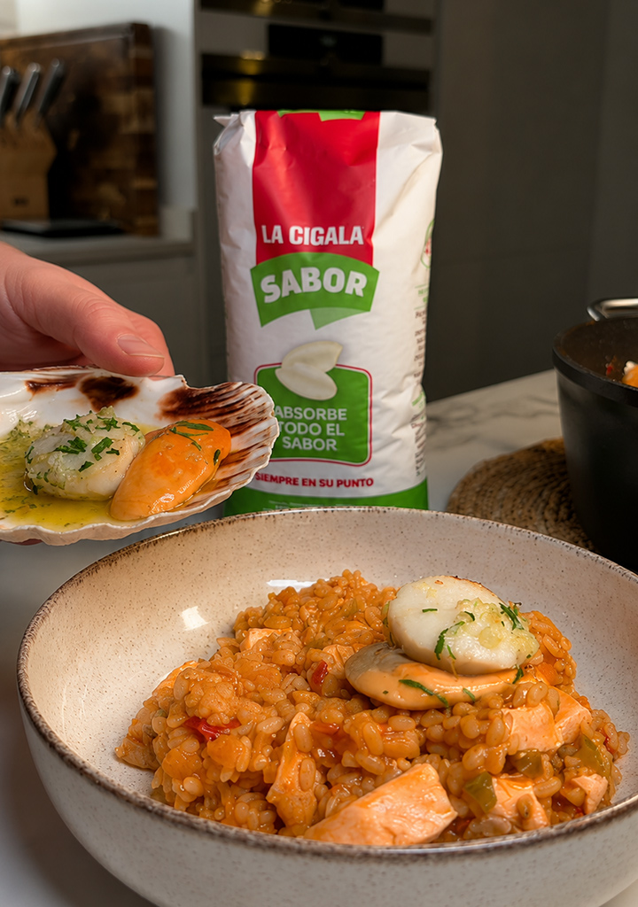 añadir vieira y salmón para arroz caldoso de salmón y vieira