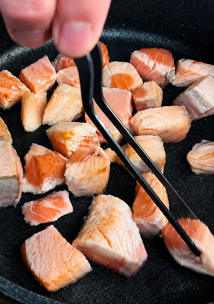sellar salmón para arroz caldoso de salmón y vieira