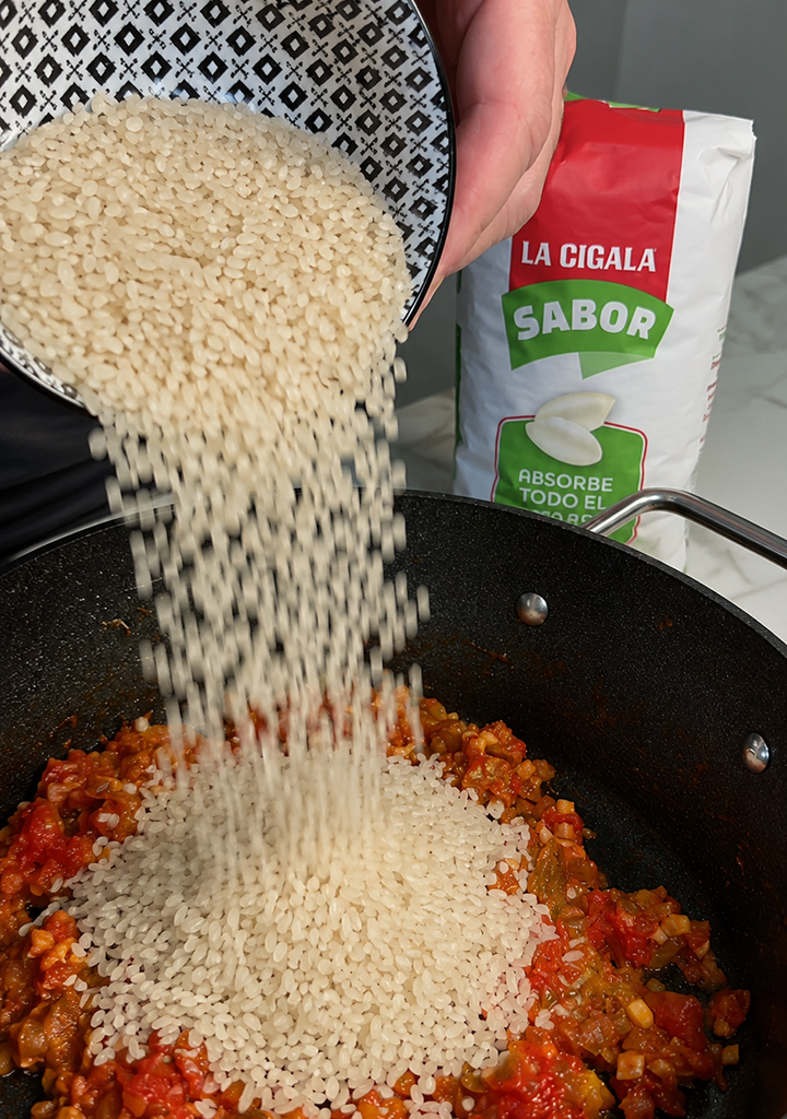 añadir arroz para arroz caldoso de salmón y vieira
