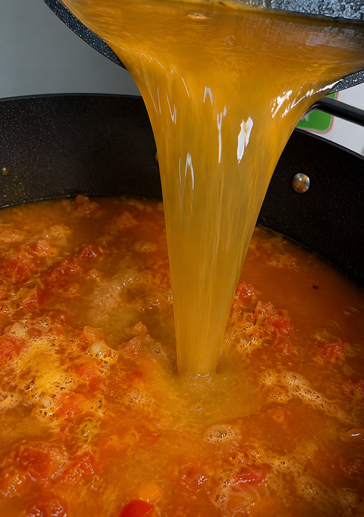 añadir caldo para arroz caldoso de salmón y vieira