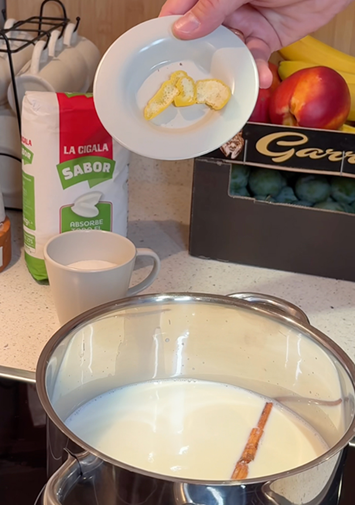 verter limón para arroz con leche